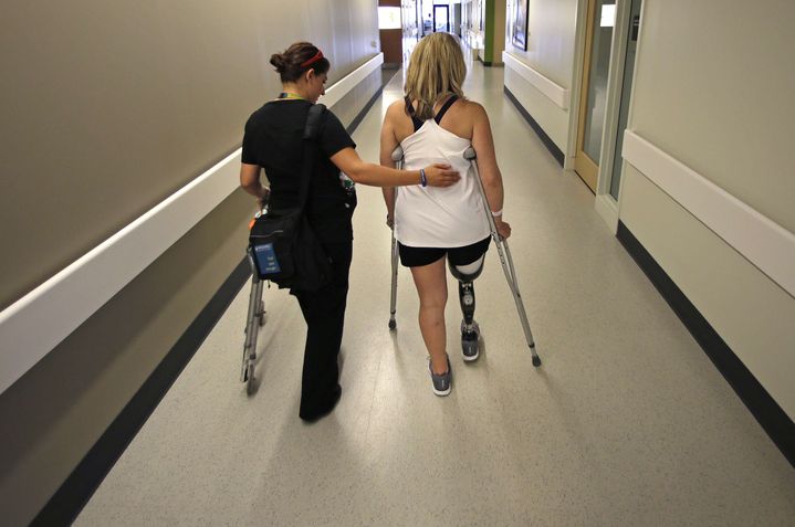 Roseann Sdoia, survivante des attentats du marathon de Boston (Etats-Unis), marche dans un couloir de l'h&ocirc;pital o&ugrave; elle est soign&eacute;e, le 20 juin 2013. (CHARLES KRUPA / AP / SIPA)