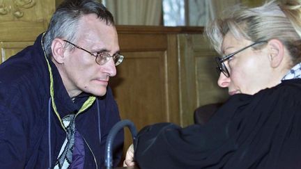 Francis Heaulme avec son avocate&nbsp;Liliane Glock, le 19 novembre 2002, à la cour&nbsp;d'assises de Meurthe-et-Moselle à Nancy.&nbsp; (JEAN-CHRISTOPHE VERHAEGEN / AFP)