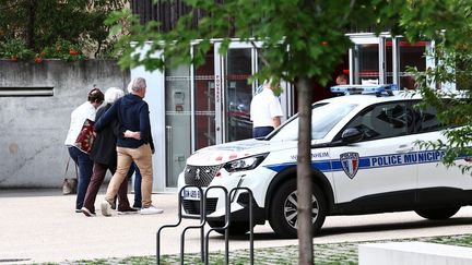 Des rescapés et leurs proches accueillis dans la salle culturelle de Wintzenheim, dans le Haut-Rhin, le lendemain de l'incendie d'un gîte qui a fait 11 morts le 9 août 2023. (SEBASTIEN BOZON / AFP)