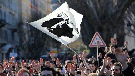 Un drapeau corse flotte au-dessus des manifestants le 22 février 2016 à Bastia (Haute-Corse). (CHRISTIAN BUFFA / MAXPPP)