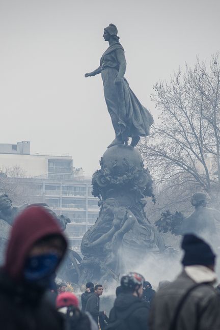 Le 9 avril, la place de la Nation, à Paris, est dissimulée&nbsp;sous les gaz lacrymogènes.&nbsp; (CITIZENSIDE/JULIEN MATTIA / AFP)