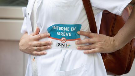 Une interne en grève à Paris, le 9 juillet 2020. (CHRISTOPHE MORIN / MAXPPP)