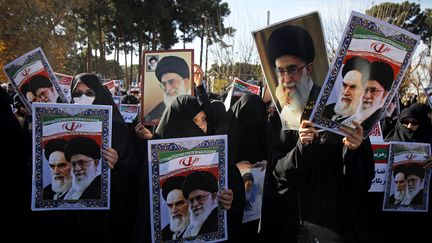 Des manifestants qui soutiennent le gouvernement iranien défilent à Qom (Iran),&nbsp;le 3 janvier 2017. (MOHAMMAD ALI MARIZAD / AFP)