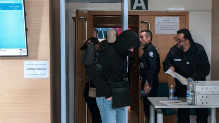 Des accusés sortent de la salle d'audience, au tribunal d'Avignon (Vaucluse), le 6 décembre 2024. (ANGELINE DESDEVISES / HANS LUCAS / AFP)