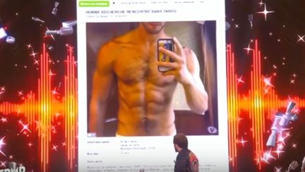 Cyril Hanouna, le 18 mai sur le plateau de "Touche pas à mon poste", devant la photo de sa fausse annonce, qui est en fait celle du mannequin américain Max Emerson.&nbsp; (C8)