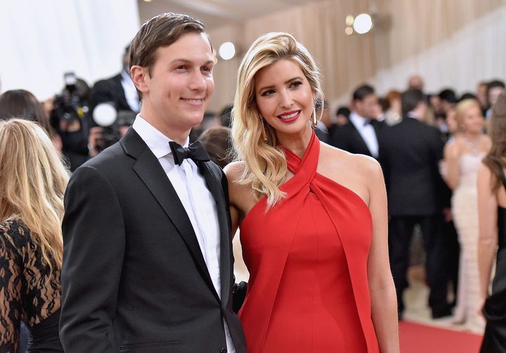 Ivanka Trump et son mari Jared Kushner, lors du gala du Met, à New York, le 2 mai 2016.&nbsp; (MIKE COPPOLA / GETTY IMAGES NORTH AMERICA / AFP)