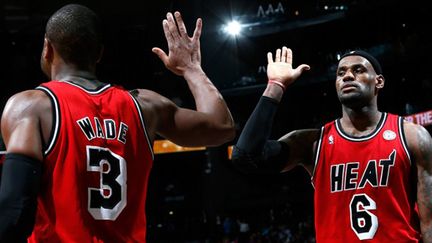 Dwayne Wade et LeBron James se passent le relais sous le maillot du Heat de Miami (KEVIN C. COX / GETTY IMAGES NORTH AMERICA)