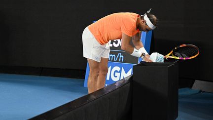 Rafael Nadal en pleine souffrance lors de son match du deuxième tour de l'Open d'Australie, le 18 janvier 2023. (STRINGER / AFP)