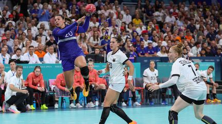 Laura Flippes lors du quart de finale des Jeux olympiques de Paris entre la France et l'Allemagne, le 6 août 2024 au stade Pierre-Mauroy de Villeneuve-d'Ascq. (THOMAS COEX / AFP)