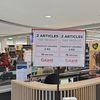 Un panneau fixe les règles provisoires d'achat dans un hypermarché de Nouméa (Nouvelle-Calédonie), le 20 mai 2024. (RAPHAEL GODET / FRANCEINFO)