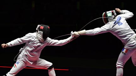 Gauthier Grumier (droite) n'a pas réussi à se défaire du Hongrois Geza Imre (gauche) en demi-finale d'épée mardi 9 août. (FABRICE COFFRINI / AFP)