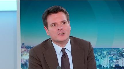 Le politologue Benjamin Morel revient dans le 19/20 info du lundi 3 juin sur la polémique engendrée par une affiche du Rassemblement national représentant un gendarme. Un très mauvais calcul, selon le spécialiste. (franceinfo)