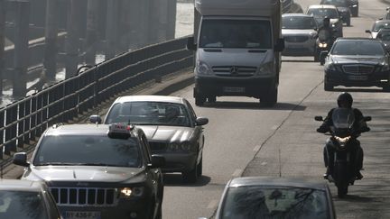 Une rue pleine de v&eacute;hicules en plein pic de pollution &agrave; Paris, le 14 mars 2014. (THOMAS SAMSON / AFP)