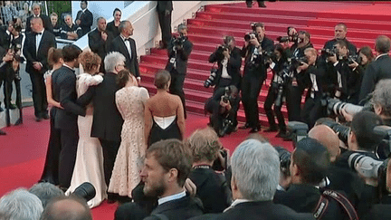 Le tapis rouge, lieu incontournable des stars et des photographes du festival de Cannes
 (France 3 / Culturebox)