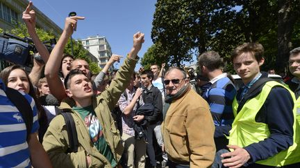 Les &eacute;l&egrave;ves du lyc&eacute;e Clemenceau de Nantes (Loire-Atlantique) font face, le 15 mai 2014, &agrave; une centaine de repr&eacute;sentants de la Manif pour tous au sujet de&nbsp;"Journ&eacute;e de la jupe" organis&eacute;e par des lyc&eacute;ens de l'acad&eacute;mie de Nantes. (  MAXPPP)