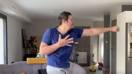 Vincent Parisi, champion du monde de ju-jitsu combat fait des vidéos pour réveiller les français en leur offrant un petit cours de sport. (CAPTURE D'ECRAN TWITTER)