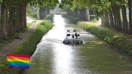 Publicit&eacute; pr&eacute;sentant le "village" de 107 maisons ciblant les homosexuels de plus de 50 ans, situ&eacute; &agrave; proximit&eacute; du canal du Midi, dans l'Aude. (THE VILLAGES GROUP)