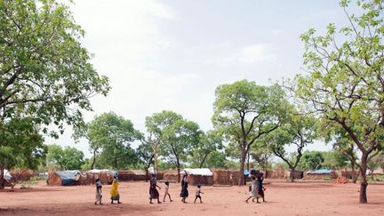 L'une des solutions serait de démanteler le camp et de le recréer plus loin. Mais, outre les nombreuses complications que cela entraînerait, les réfugiés ne sont pas prêts pour l'instant à quitter cet environnement qui est leur est familier.

En avril 2013, un autre camp a été monté à Ajuong Thok, à plus de 70 km de Yida vers l’est et plus éloigné de la frontière. Mais seules quelques centaines de réfugiés ont accepté pour l'instant d'y être déplacés.

Ceux qui refusent ne reçoivent alors plus d’assistance, excepté en cas de maladie grave.