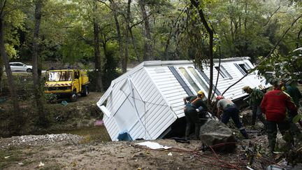 &nbsp; (Déblaiement d'un mobil-home dans un camping de Villeneuve-Loubet © MaxPPP)