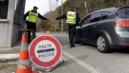 &nbsp; (Des douaniers contrôlent un automobiliste à la frontière espagnole, le 18 novembre dernier ©maxPPP)