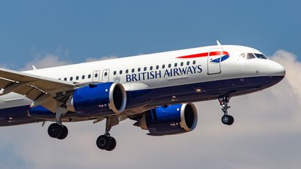 Un Airbus A320neo de British Airways atterrit à l'aéroport d'Athènes (Grèce) le 15 juillet 2019. (NICOLAS ECONOMOU / NURPHOTO / AFP)