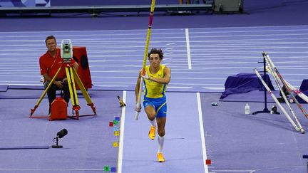 Le perchiste Armand Duplantis lors de la finale du saut à la perche des Jeux de Paris, au Bourget, le 5 août 2024. (GREGORY LENORMAND - DPPI MEDIA / AFP)