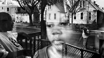 Une famille dans le quartier de Crescent &agrave;&nbsp;Rochester (New York, Etats-Unis), en 2012. (PAOLO PELLEGRIN / MAGNUM PHOTOS / POSTCARDS FROM AMERICA)