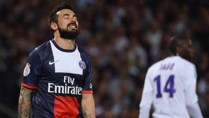 Ezequiel Lavezzi grimace après la défaite du PSG à Gerland (0-1). (JEFF PACHOUD / AFP)