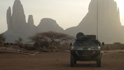 Un véhicule armé français circule près du mont Hombori (Mali), le 27 mars 2019. (DAPHNE BENOIT / AFP)