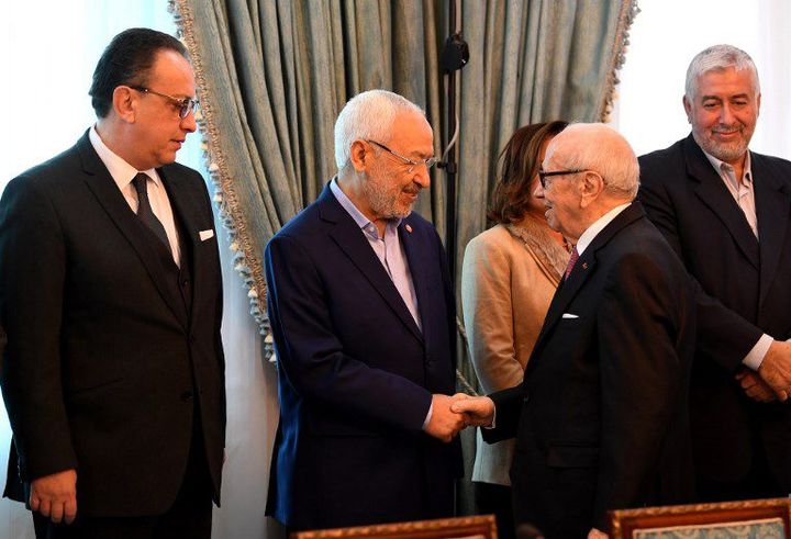 Le président Béji Caïd Essebsi (au centre), saluant le leader du parti islamiste Ennahda, Rached Ghannouchi, le 13 janvier 2018 à Tunis. (FETHI BELAID / AFP)