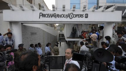 Devant les locaux du cabinet&nbsp;PricewaterhouseCoopers &agrave;&nbsp;Hyderabad (Inde), en 2009. (KRISHNENDU HALDER / REUTERS)