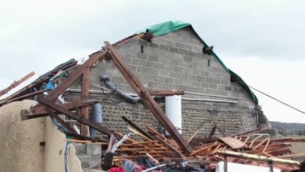 Dans le Béarn, le village de Serres-Sainte-Marie (Pyrénées-Atlantiques) a été balayé par un phénomène très bref et très violent. Une vingtaine de familles a dû être relogée. (France 3)