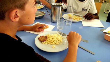 Des enfants déjeunent dans un restaurant scolaire de Dijon (rentrée des classes 2019). (PHILIPPE PAUPERT / FRANCE-BLEU BOURGOGNE)