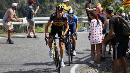 Sepp Kuss s'est imposé lors de la 15e étape du Tour de France entre Céret et Andorre-la-Vieille, longue de 191,3 kilomètres et synonyme d'entrée dans la haute montagne au cœur des Pyrénées. L'Américain a réussi à lâcher ses compagnons d'échappée dans le col de Beixalis, dernière difficulté du jour. Alejandro Valverde et Wouter Poels complètent le podium. Au général, Guillaume Martin a perdu sa deuxième place et redescend en 9e position.