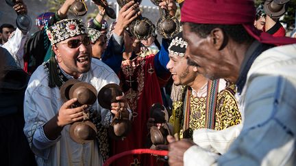 L’art gnaoua, ancestral, populaire et mystique, est né de la rencontre entre les cultures noires subsahariennes et la culture arabo-berbère. Il été popularisé par le célèbre festival d’Essaouira. "L'objectif est de préserver et de perpétuer cette tradition orale", a déclaré la fondatrice de l'événement, Neila Tazi, avant cette nomination à l'Unesco. La tradition gnaoua remonte au moins au XVIe siècle, en liaison avec des "groupes et des individus issus de l'esclavage et de la traite négrière" et représente aujourd'hui une des multiples facettes de l'identité culturelle marocaine, précise l'organisation onusienne.&nbsp; (FADEL SENNA / AFP)