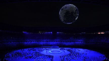 L'impressionnante démonstration technologique des 1824 drones qui survolent le stade olympique de Tokyo pour représenter la planète Terre.