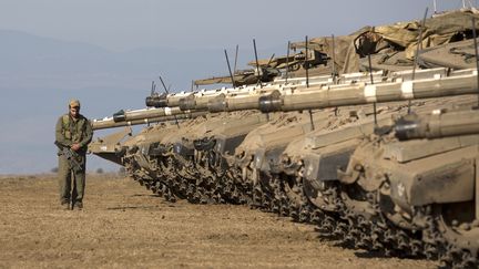 Des chars isra&eacute;liens sont post&eacute;s &agrave; la fronti&egrave;re syrienne, sur le plateau du Golan, le 28 ao&ucirc;t 2013. (MENAHEM KAHANA / AFP)