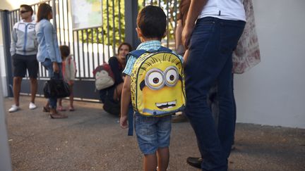 Un enfant attend &agrave; l'entr&eacute;e d'un &eacute;cole &eacute;l&eacute;mentaire de Marseille (Bouches-du-Rh&ocirc;ne) pour la rentr&eacute;e des classes, le 2 septembre 2014. (ANNE-CHRISTINE POUJOULAT / AFP)