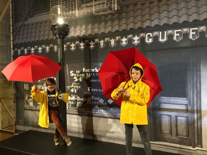 Mathurin et Armand en mode singing in the rain, au Centre national du costume de scène, à Moulins. (INGRID POHU / RADIO FRANCE)