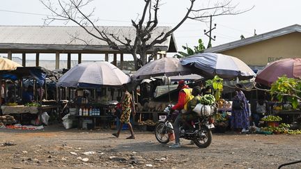 Marché de rue à Limbe au Cameroun, le 25 janvier 2022. (ISSOUF SANOGO / AFP)