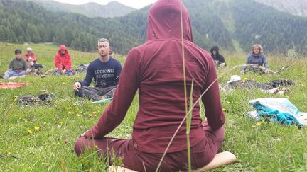 En Savoie, l'expérience d'une méditation active avec les randos-yoga. (VALENTIN DUNATE / RADIO FRANCE)