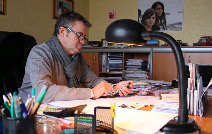 Paul Fran&ccedil;ois &agrave; son bureau, &agrave; Bernac (Charente), le 17 f&eacute;vrier 2015. Au mur, une photo de ses filles. (BENOIT ZAGDOUN / FRANCETV INFO)