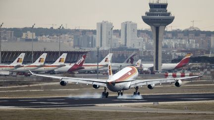 La présence d'une lettre affirmant qu'une bombe se trouvait dans un avion de Saudi Airlines a provoqué le déclenchement d'une "alerte générale" à l'aéroport de Madrid-Barajas, en Espagne, jeudi 4 février 2016. (PAUL HANNA / REUTERS)