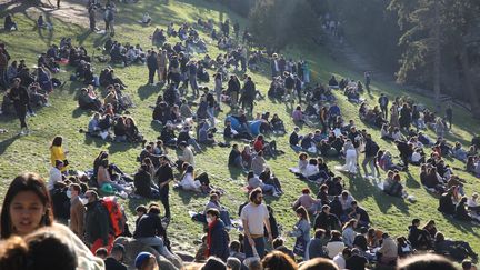 Des personnes rassemblées aux Buttes-Chaumont, un parc du 19e arrondissement de Paris, le 28 février 2021. (MAXPPP)