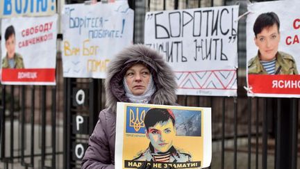 Manifestation le 22 mars 2016 devant l'ambassade de Russie à Kiev pour demander la libération de Nadia Savtchenko. (Genya Savilov/AFP)