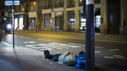 Le 115 du particulier met en relation des sans-abri et des bénévoles donnant un toit, des couvertures ou des vêtements aux plus démunis (MARTIN BUREAU / AFP)