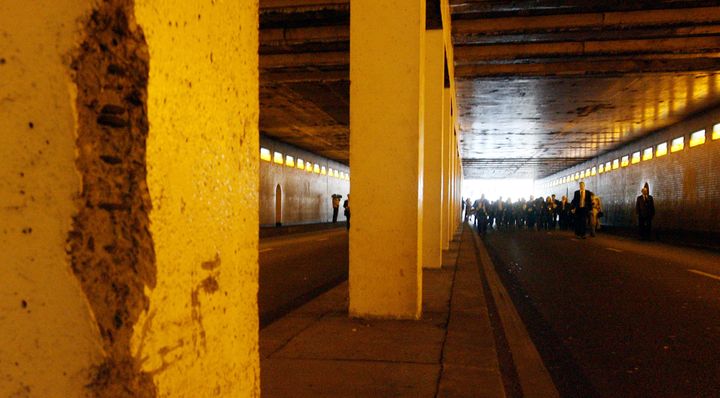 Des enquêteurs britanniques dans le tunnel de l'Alma, à Paris, le 8 octobre 2007. (THOMAS COEX / AFP)