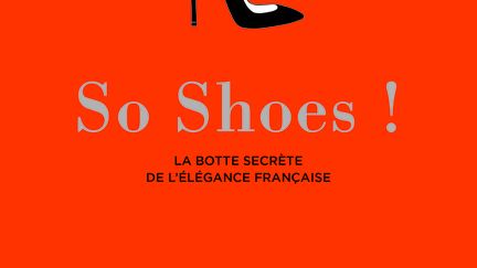 Objet de passion pour les femmes et de fantasmes pour les hommes, la chaussure est un accessoire essentiel du style, signature du goût et touche incontournable de l’élégance. Cet ouvrage, au ton incisif et léger, décrypte ce phénomène de mode, et délivre des conseils aux femmes désireuses de suivre les tendances tout en cultivant leur personnalité. Du mocassin aux cuissardes, en passant par les ballerines : un coaching mode selon les occasions, son dressing et sa fantaisie…  Avec des anecdotes sur l’histoire de souliers emblématiques, les chaussures préférées de nombreuses personnalités et des interviews de professionnels et de créateurs, dont Christian Louboutin, Michel Vivien ou Inès de la Fressange…  So shoes de Frédérique Veysset et Isabelle Thomas. Editions de la Martinière. 25 €
 (Editions de la Martinière)