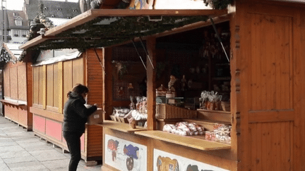 Le marché de Noël de Strasbourg, dans le Bas-Rhin, ouvre vendredi 24 novembre. À la veille du coup d'envoi, les commerçants font les derniers préparatifs. (France 2)