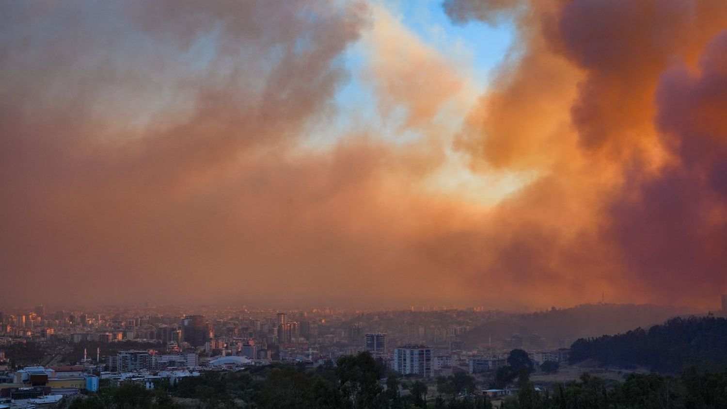 In Türkiye, a forest fire has reached residential areas in Izmir.